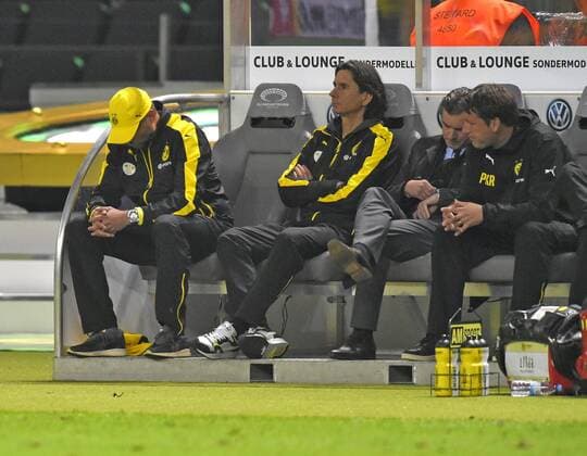 Fußball, DFB-Pokalfinale 2014 2015, Borussia Dortmund - VfL Wolfsburg 30.05.2015, Fussball DFB-Pokal 2014 15, Finale im Olympiastadion in Berlin, Borussia Dortmund - VfL Wolfsburg, Frust bei v.li: Trainer Jürgen Klopp (Dortmund), Co-Trainer, Sportdirektor Michael Zorc (Dortmund) 