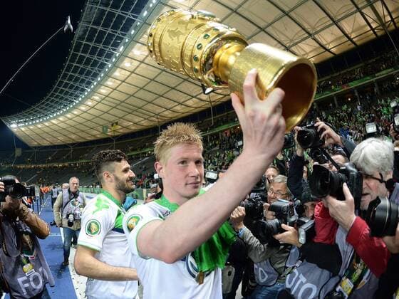 30.05.2015, xjhx, Fussball DFB-Pokal, VfL Wolfsburg - Borussia Dortmund, v.l. Kevin de Bruyne (VfL Wolfsburg) jubelnd jubelt jubeln mit dem DFB-Pokal nach Spielende