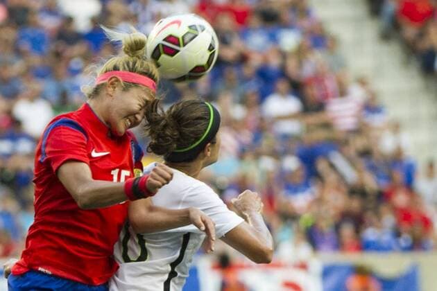 Aktuell Fußball, Damen, Länderspiel, USA - Südkorea May 30, 2015: Korea Republic midfielder CHO Sohyun (15) heads the ball over US Women s national team Nationalteam midfielder Carli Lloyd (10) during the United States Women s vs. Korea Republic- International Friendly Länderspiel at Redbull Arena in Harrison, NJ. The US Women s National Team played The Korea Republic to a 0-0 draw. (Mandatory Credit: Kostas Lymperopoulos Cal Media SOCCER 2015: Korea Republic vs United States MAY 30 - ZUMAc04_