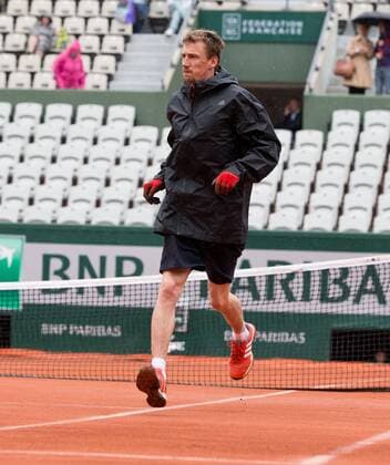 French Open 2015, Platzwart sprinted auf den Platz,Regnunterbrechung, Tennis - French Open 2015 - Grand Slam ITF ATP Tennis Herren WTA Tennis Damen - Roland Garros - Paris - - France - 31 May 2015.