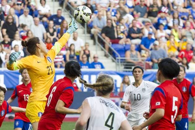 Aktuell Fußball, Damen, Länderspiel, USA - Südkorea May 30, 2015: Korea Republic goalkeeper KIM Jungmi (21) punches the ball away from USA Women s national team Nationalteam defender Becky Sauerbrunn (4) and USA Women s National Team midfielder Carli Lloyd (10) after a corner kick during the United States Womens vs. Korea Republic- International Friendly Länderspiel at Redbull Arena in Harrison, NJ. The US Women s National Team played The Korea Republic to a 0-0 draw. (Mandatory Credit: Kostas Lymperopoulos Cal Media SOCCER 2015: Korea Republic vs United States MAY 30 - ZUMAc04_