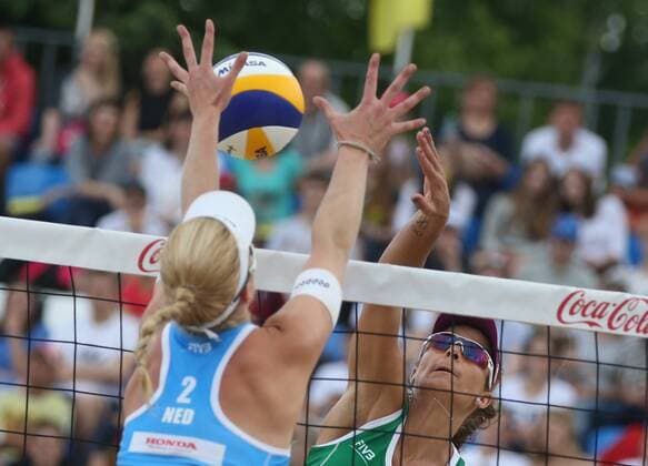 MOSCOW, RUSSIA. MAY 31, 2015. The Netherlands Madelein Meppelink (L) blocks Brazil s Larissa Franca in their 2015 FIVB Beach volleyball Beachvolleyball Grand Slam gold medal match in Moscow. Artyom Korotayev TASS  TS004CCF
