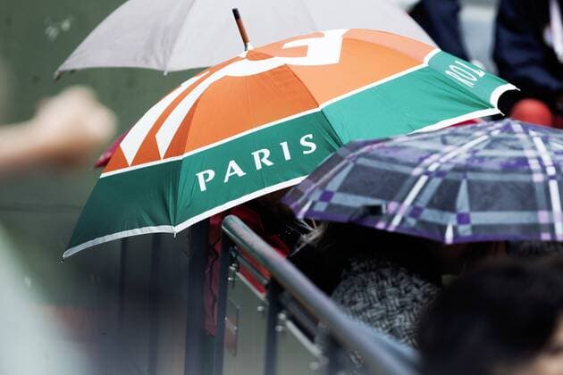 TENNIS - ATP Tennis Herren French Open 2015 PARIS,FRANCE,31.MAY.15 - TENNIS - ATP World Tour, Grand Slam, Roland Garros, French Open. Image shows umbrellas. GEPAxpictures xMatthiasxHauer