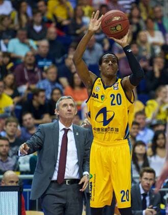 Basketball Berlin 31.05.2015 Beko-BBL 1. Bundesliga Saison 2014 2015 Playoff Halbfinale Spiel 3 Alba Berlin - FC Bayern München Alex Renfroe (Alba Berlin, No.20) Svetislav Pesic (München, Trainer) hi.
