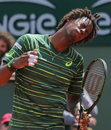 Gael Monfils of France reacts after a shot during his French Open men s fourth round match against Roger Federer of Switzerland at Roland Garros in Paris on June 1, 2015. Federer defeated Monfils 6-3, 4-6, 6-4, 6-1 to advance to the next round.  PAR20150601730 DAVIDxSILPA