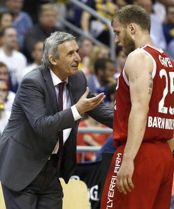 Berlin, o2 World, 31.05.15: Münchens Trainer Svetislav Pesic im Gespräch mit Anton Gavel beim Playoff Spiel zwischen Alba Berlin vs. FC Bayern München in der Saison 2014 2015.