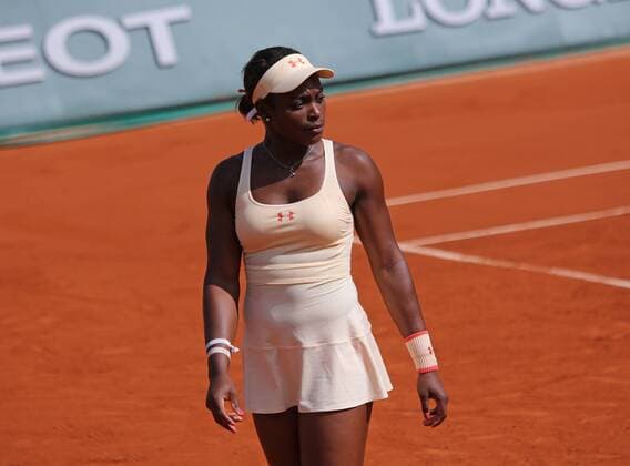 American Sloane Stephens pauses during her French Open women s fourth round match against American Serena Williams at Roland Garros in Paris on June 1, 2015. Williams defeated Stephens 1-6, 7-5, 6-3 to advance to the next round.  PAR20150601754 DAVIDxSILPA