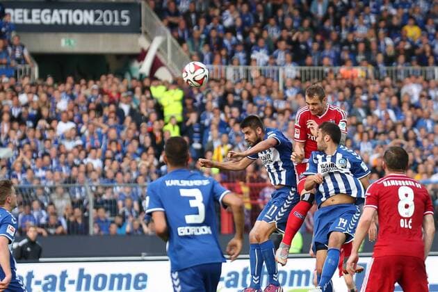 01.06.2015, xjfx, Fussball Relegation, Karlsruher SC - Hamburger SV, v.l. Daniel Gordon (Karlsruher SC KSC),Dimitrij Nazorov (Karlsruher SC KSC),Pierre-Michel Lasogga (Hamburger SV),Manuel Gulde (Karlsruher SC KSC),Ivica Olic (Hamburger SV),Kopfball, Kopfballduell