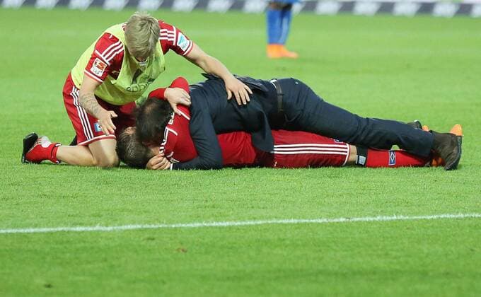 Bruno Labbadia, Trainer HSV liegt auf Rafael VAN DER VAART, HSV 23 bei Tor Nicolai MUELLER, HSV 27 Torschuss, schiesst das Tor zum 1-2 KARLSRUHER SC - HAMBURGER SV Fussball Relegationsspiel um Aufstieg in 1. Bundesliga , Karlsruhe, am 01.06.2015 Saison1415 , Saison 2014 2015,