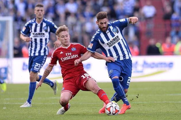Fussball 1. Bundesliga Relegation Karlsruher SC - Hamburger SV am 01.06.2015 im Wildparkstadion in Karlsruhe Lewis Holtby ( Hamburg ), links - Enrico Valentini ( Karlsruhe ), rechts