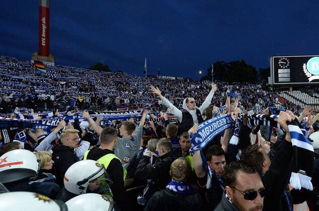 01.06.2015, xjhx, Fussball Relegation, Karlsruher SC - Hamburger SV, v.l. Fans Schals Hamburger SV jubeln jubelt nach Spielende.