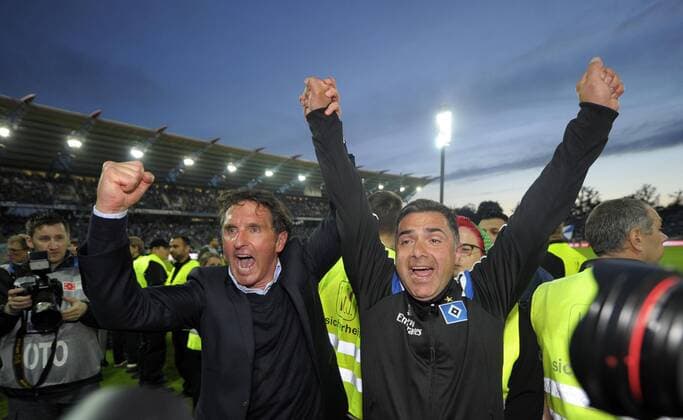 01.06.2015, Fussball Saison 2014 2015, Relegation Rückspiel, Karlsruher SC - Hamburger SV im Karlsruher Wildparkstadion. Trainer Bruno Labbadia (li, Hamburg) jubelt. 