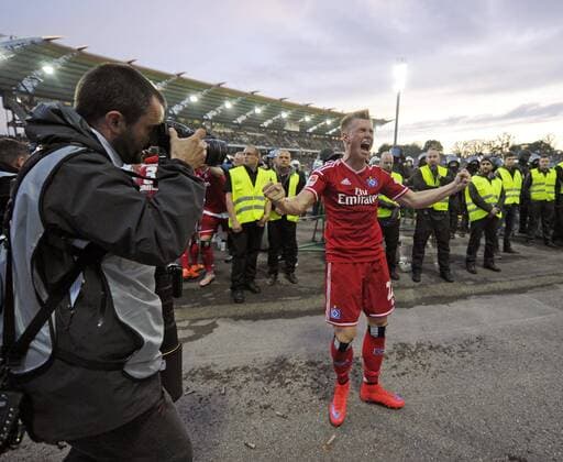 01.06.2015, Fussball Saison 2014 2015, Relegation Rückspiel, Karlsruher SC - Hamburger SV im Karlsruher Wildparkstadion. Matthias Ostrzolek (Hamburg) jubelt. 