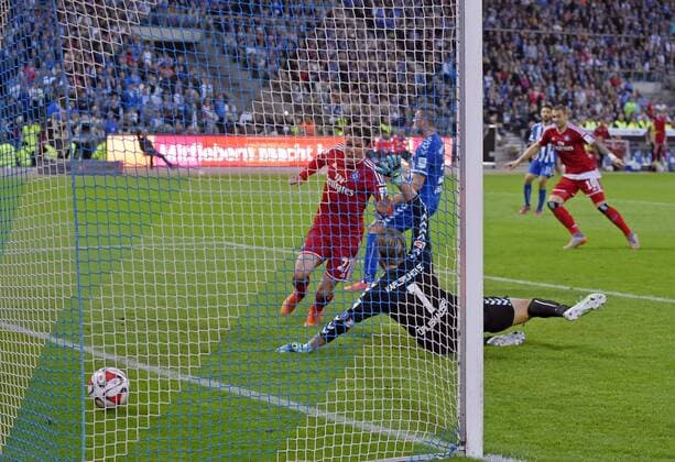 01.06.2015, Fussball Saison 2014 2015, Relegation Rückspiel, Karlsruher SC - Hamburger SV im Karlsruher Wildparkstadion. Das entscheidende Tor zum 2:1 für Hamburg von Nicolai Müller (li, Hamburg), gegen Torwart Dirk Orlishausen (Karlsruhe). 