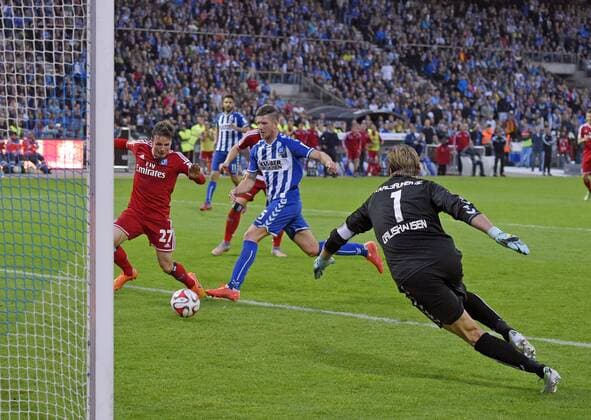 01.06.2015, Fussball Saison 2014 2015, Relegation Rückspiel, Karlsruher SC - Hamburger SV im Karlsruher Wildparkstadion. Das entscheidende Tor zum 2:1 für Hamburg von Nicolai Müller (li, Hamburg), gegen Torwart Dirk Orlishausen (Karlsruhe). 