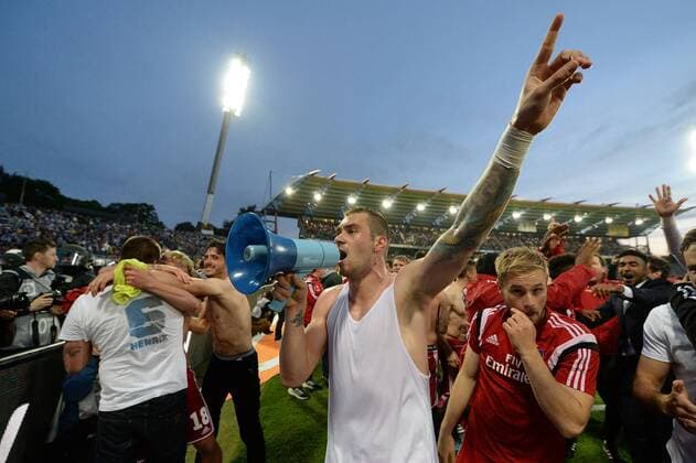 01.06.2015, xjhx, Fussball Relegation, Karlsruher SC - Hamburger SV, v.l. Pierre-Michel Lasogga (Hamburger SV) jubeln jubelt nach Spielende.