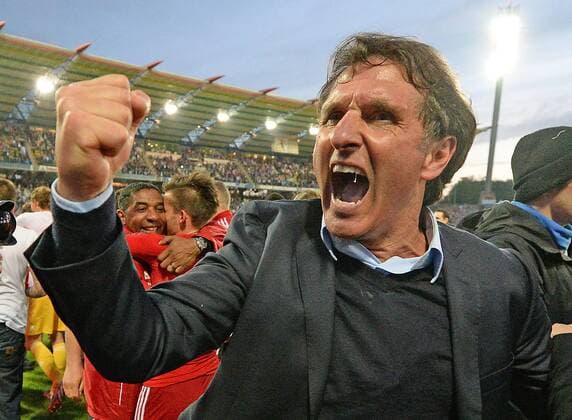 01.06.2015, xjhx, Fussball Relegation, Karlsruher SC - Hamburger SV, v.l. Trainer Bruno Labbadia (Hamburger SV) jubeln jubelt nach Spielende.