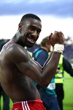 Johan Djourou (Hamburger SV) bejbuelt den Klassenerhalt, Jubel, Freude, Emotionen Karlsruher SC vs Hamburger SV, Fussball, Bundesliga, Relegation, 01.06.2015 Copyright: Neisx Eibner-Pressefoto EP_ans