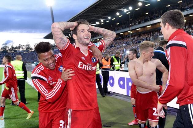 Fussball 1. Bundesliga Relegation Karlsruher SC - Hamburger SV am 01.06.2015 im Wildparkstadion in Karlsruhe Die Hamburger Spieler freuen sich über den Klassenerhalt