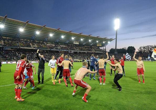 01.06.2015, xjhx, Fussball Relegation, Karlsruher SC - Hamburger SV, v.l. HSV Spieler jubeln jubelt nach Spielende.