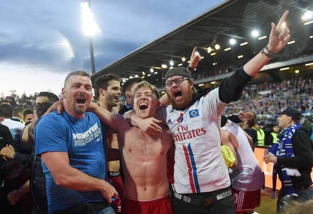 FUSSBALL 1. BUNDESLIGA SAISON 2014 2015 RELEGATION RUECKSPIEL Karlsruher SC - Hamburger SV 01.06.2015 Dennis Diekmeier und Lewis Holtby (v.l., beide Hamburger SV) jubeln nach dem Abpfiff mit den Fans 