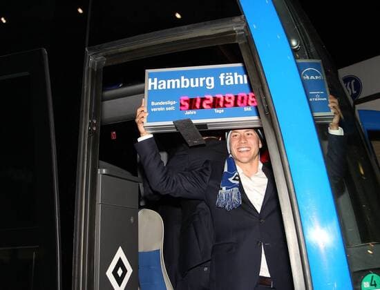 Die Spieler feiern im Bus ausgelassen, hier hebt Lewis Holtby 18 (Hamburger SV) die Uhr nach oben , Karlsruher SC vs. Hamburger SV, Fussball, Relegation, 01.06.2015 Copyright: Kolbert xEibner-Pressefoto EP_ckt