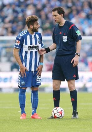 Karlsruhe Fußball Relegation Karlsruher SC vs. Hamburger SV, v.l. Enrico Valentini (KSC), Schiedsrichter Manuel Gräfe