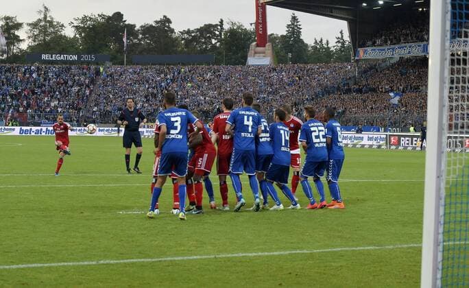 01.06.2015, Fussball Saison 2014 2015, Relegation Rückspiel, Karlsruher SC - Hamburger SV im Karlsruher Wildparkstadion. Marcelo Diaz (li, Hamburg) tritt den entscheidenden Freistoss zum 1:1 Ausgleich. 