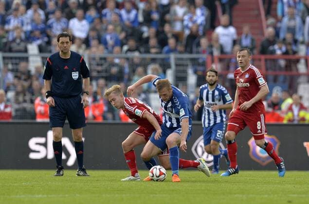 01.06.2015, Fussball Saison 2014 2015, Relegation Rückspiel, Karlsruher SC - Hamburger SV im Karlsruher Wildparkstadion. v.li: Schiedsrichter Manuel Gräfe beobachtet einen Zweikampf zwischen - und Rouwen Hennings (Karlsruhe). 