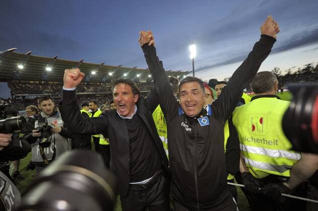 01.06.2015, Fussball Saison 2014 2015, Relegation Rückspiel, Karlsruher SC - Hamburger SV im Karlsruher Wildparkstadion. Co-Trainer Eddy Sözer (re, Hamburg) und Trainer Bruno Labbadia (li, Hamburg) jubeln nach Schlusspfiff über den Kalssenerhalt 
