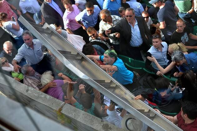 Unfall - Verkleidung der Videowand stürzt in die Zuschauer - Roland Garros 2015 - French Open - 02 06 2015 AnthonyBIBARD FEP Panoramic 