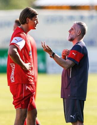 Fussball ÖFB Nationalteam, team training course STEGERSBACH,AUSTRIA,02.JUN.15 - Fussball ÖFB Nationalteam, Oesterreichischer Fussball-Bund, team training course. Image shows Sebastian Proedl (AUT) and athletic coach Roger Spry (AUT). GEPAxpictures xCh.xKelemen