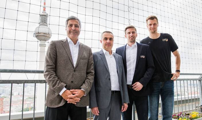 Berlin, Deutschland, 03.06.2015: Volleyball Bundesliga 2014 2015 - BR Volleys Pressekonferenz. Vorstellung neuer Trainer Roberto Serniotti: Manager Kaweh Niroomand (BR Volleys) und Trainer Roberto Serniotti (BR Volleys), Sportlicher Leiter Roko Sikiric (BR Volleys) und Robert Kromm (BR Volleys) posieren vor dem Fernsehturm
