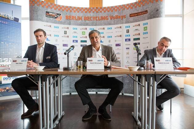 Berlin, Deutschland, 03.06.2015: Volleyball Bundesliga 2014 2015 - BR Volleys Pressekonferenz. Vorstellung neuer Trainer Roberto Serniotti: Übersicht, Uebersicht, Totale Pressekonferenz v.li. Sportlicher Leiter Roko Sikiric (BR Volleys), Manager Kaweh Niroomand (BR Volleys), Trainer Roberto Serniotti (BR Volleys)
