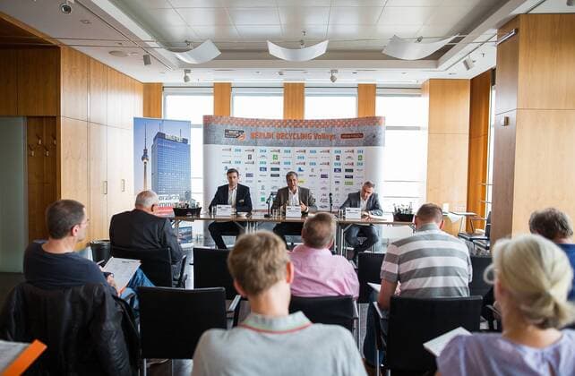 Berlin, Deutschland, 03.06.2015: Volleyball Bundesliga 2014 2015 - BR Volleys Pressekonferenz. Vorstellung neuer Trainer Roberto Serniotti: Übersicht, Uebersicht, Totale Pressekonferenz v.li. Sportlicher Leiter Roko Sikiric (BR Volleys), Manager Kaweh Niroomand (BR Volleys), Trainer Roberto Serniotti (BR Volleys) und Journalisten