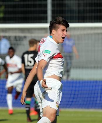 VfB Stuttgart Deutschland, Stuttgart, 03.06.2015, Fussball, B-Junioren, Bundesliga, Saison 2014 2015, Halbfinale, U17 U 17 VfB Stuttgart - U17 Hannover 96: Georgios Spanoudakis (VfB Stuttgart); Jubel Tor 1:0 Spanoudakis.