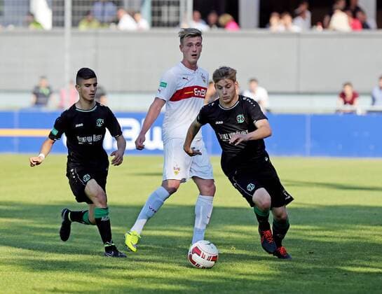 VfB Stuttgart Deutschland, Stuttgart, 03.06.2015, Fussball, B-Junioren, Bundesliga, Saison 2014 2015, Halbfinale, U17 U 17 VfB Stuttgart - U17 Hannover 96: v.l. Mete Caan Demir (Hannover 96), Alexander Groiß (VfB Stuttgart), Lars Ritzka (Hannover 96).