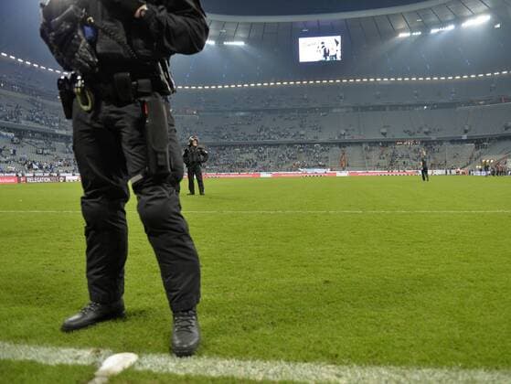 02.06.2015, Fussball Saison 2014 2015, Relegation Rückspiel, TSV 1860 München - Holstein Kiel, in der Allianz-Arena München. Massives Polizeiaufgebot auf dem Platz nach Schlusspfiff. 