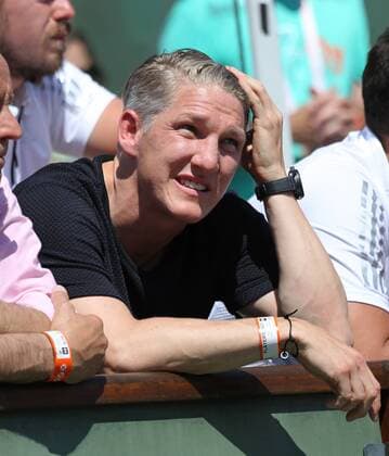 Bastian Schweinsteiger watches the French Open women s semifinal match between Ana Ivanovic of Serbia and Lucie Safarova of the Czech Republic at Roland Garros in Paris on June 4, 2015.  PAR20150604707 DAVIDxSILPA