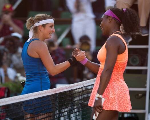Timea Bacsinszky gratuliert der Siegerin Serena Williams (USA) am Netz, Tennis - French Open 2015 - Grand Slam ITF ATP Tennis Herren WTA Tennis Damen - Roland Garros - Paris - - France - 4 June 2015. Juergen Hasenkopf