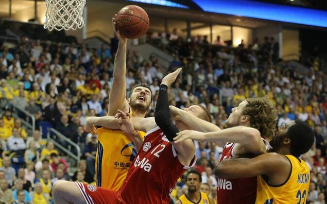 Aktuell Basketball, BBL Playoff Halbfinale, Spiel 5, Alba Berlin - FC Bayern München Marko Banic (ALBA Berlin), links, rechts Robin Benzing (FC Bayern), ALBA Berlin - FC Bayern Basketball Basketball, BEKO BBL, Deutsche Meisterschaft, playoffs, play-off, DM-playoff, Halbfinale, 5. Spiel, Spiel 5, Herren, men, Saison 2014 2015 Berlin, O 2 world Halle
