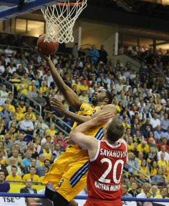 Aktuell Basketball, BBL Playoff Halbfinale, Spiel 5, Alba Berlin - FC Bayern München Jamel McLean (ALBA Berlin), inten, vorne Dusko Savanovic (FC Bayern), ALBA Berlin - FC Bayern Basketball Basketball, BEKO BBL, Deutsche Meisterschaft, playoffs, play-off, DM-playoff, Halbfinale, 5. Spiel, Spiel 5, Herren, men, Saison 2014 2015 Berlin, O 2 world Halle