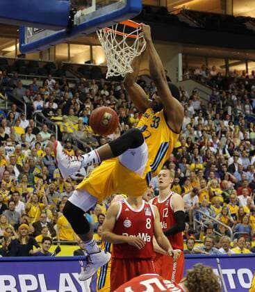 Aktuell Basketball, BBL Playoff Halbfinale, Spiel 5, Alba Berlin - FC Bayern München Jamel McLean (ALBA Berlin), beim dunking ALBA Berlin - FC Bayern Basketball Basketball, BEKO BBL, Deutsche Meisterschaft, playoffs, play-off, DM-playoff, Halbfinale, 5. Spiel, Spiel 5, Herren, men, Saison 2014 2015 Berlin, O 2 world Halle