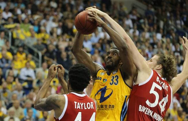 Aktuell Basketball, BBL Playoff Halbfinale, Spiel 5, Alba Berlin - FC Bayern München Jamel McLean (ALBA Berlin), mit Ball, links Bryce Taylor (FC Bayern), rechts John Bryant (FC Bayern), ALBA Berlin - FC Bayern Basketball Basketball, BEKO BBL, Deutsche Meisterschaft, playoffs, play-off, DM-playoff, Halbfinale, 5. Spiel, Spiel 5, Herren, men, Saison 2014 2015 Berlin, O 2 world Halle