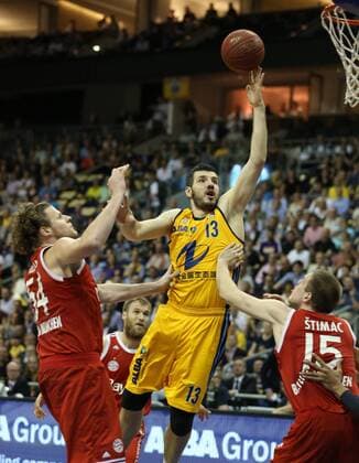 Aktuell Basketball, BBL Playoff Halbfinale, Spiel 5, Alba Berlin - FC Bayern München John Bryant, Marko Banic, Vladimir Stimac Aktion Spielszene Zweikampf Basketball Play Off BBL Bundesliga Herren Saison 2014 2015 04.06.2015 ALBA Berlin vs. FC Bayern München