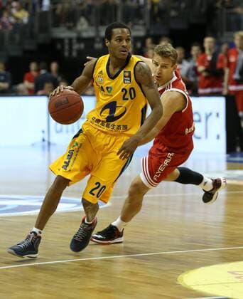 Aktuell Basketball, BBL Playoff Halbfinale, Spiel 5, Alba Berlin - FC Bayern München Alex Renfroe, Heiko Schaffartzik Aktion Spielszene Zweikampf Basketball Play Off BBL Bundesliga Herren Saison 2014 2015 04.06.2015 ALBA Berlin vs. FC Bayern München