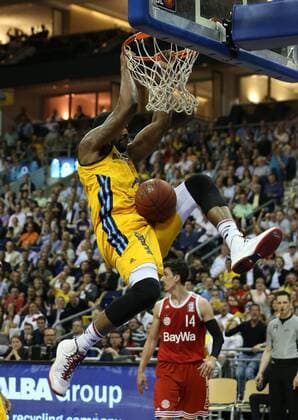 Aktuell Basketball, BBL Playoff Halbfinale, Spiel 5, Alba Berlin - FC Bayern München Jamel McLean dunking Einzelbild Freisteller Aktion Basketball Play Off BBL Bundesliga Herren Saison 2014 2015 04.06.2015 ALBA Berlin vs. FC Bayern München