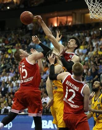 Aktuell Basketball, BBL Playoff Halbfinale, Spiel 5, Alba Berlin - FC Bayern München Vladimir Stimac, Marko Banic, Nihad Djedovic, Robin Benzing Aktion Spielszene Zweikampf Basketball Play Off BBL Bundesliga Herren Saison 2014 2015 04.06.2015 ALBA Berlin vs. FC Bayern München