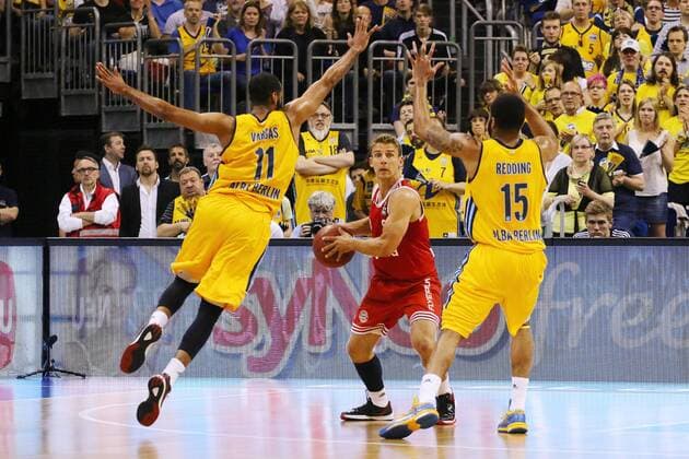 Aktuell Basketball, BBL Playoff Halbfinale, Spiel 5, Alba Berlin - FC Bayern München Akeem Vargas ( 11, Alba Berlin), Heiko Schaffartzik ( 8, FC Bayern Muenchen), Reggie Redding ( 15, Alba Berlin), Alba Berlin vs. FC Bayern Muenchen, Basketball, Bundesliga, 04.06.2015, Copyright: Hundt Eibner-Pressefoto EP_MHT