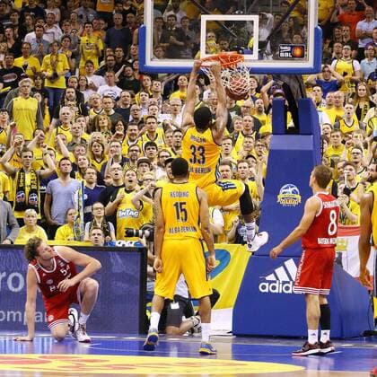 Aktuell Basketball, BBL Playoff Halbfinale, Spiel 5, Alba Berlin - FC Bayern München Jamel McLean ( 33, Alba Berlin) dunkt ein, Alba Berlin vs. FC Bayern Muenchen, Basketball, Bundesliga, 04.06.2015, Copyright: Hundt Eibner-Pressefoto EP_MHT
